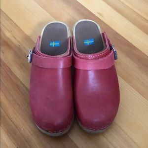 Red MIA clogs